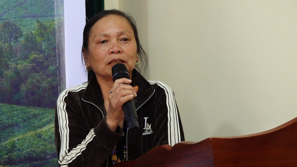 Bà Tạ Thị Hiền, người dân xóm Hân, xã Tân Thành cảm ơn sự hỗ trợ kịp thời của cộng đồng doanh nghiệp. Ảnh: Quang Linh.