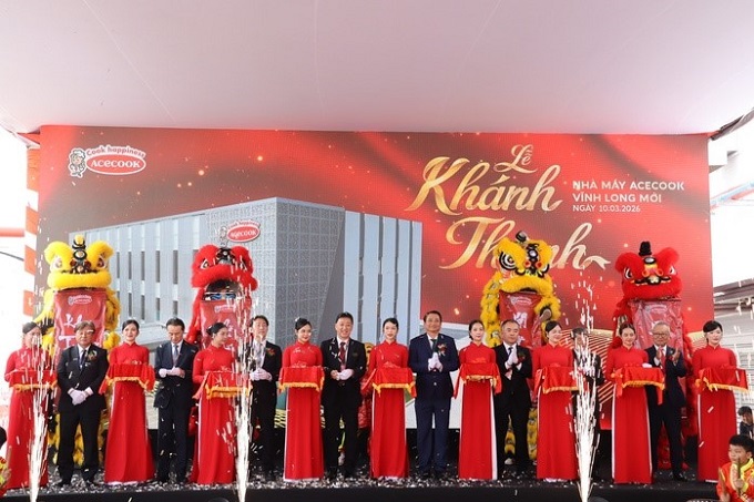 Các đại biểu thực hiện nghi thức cắt băng khánh thành Nhà máy Acecook Vĩnh Long mới.