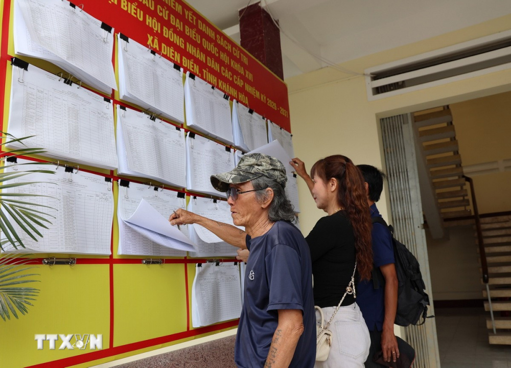 ử tri xem danh sách bầu cử được niêm yết công khai tại trụ sở Ủy ban Nhân dân xã Diên Điền, tỉnh Khánh Hòa. (Ảnh: Đặng Tuấn/TTXVN)