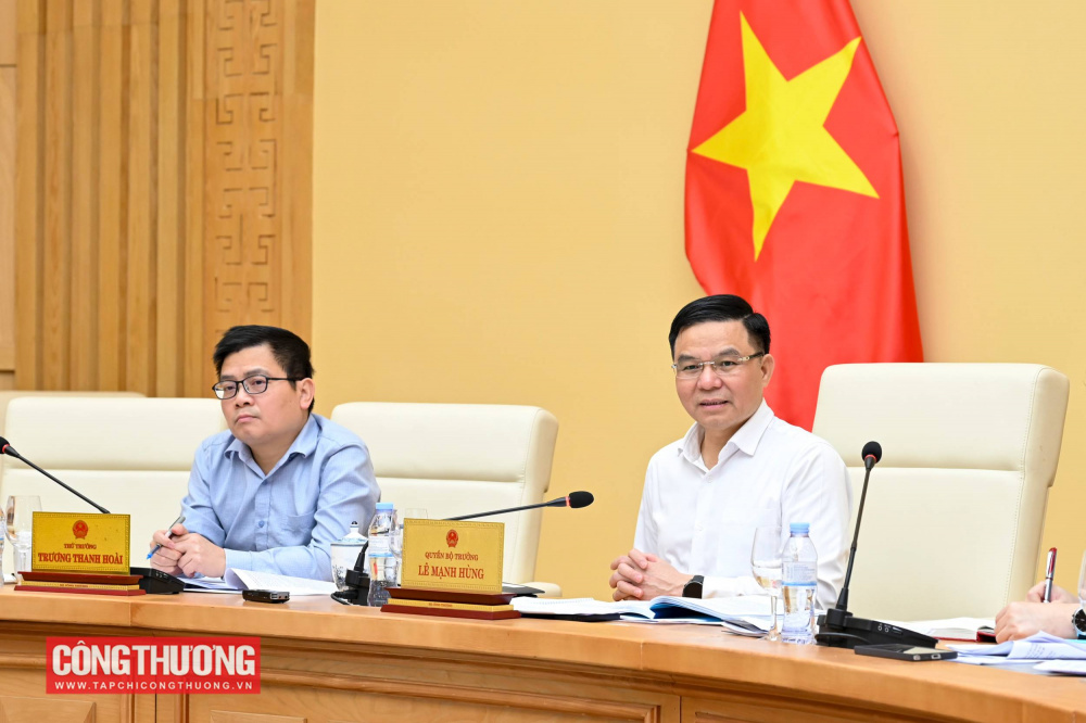 Chiều 10/3, tại trụ sở Bộ Công Thương, Ủy viên Trung ương Đảng, Bí thư Đảng ủy, Quyền Bộ trưởng Bộ Công Thương Lê Mạnh Hùng làm việc với Cục Công nghiệp về các giải pháp chiến lược thực hiện mục tiêu tăng trưởng 2 con số trong lĩnh vực công nghiệp.