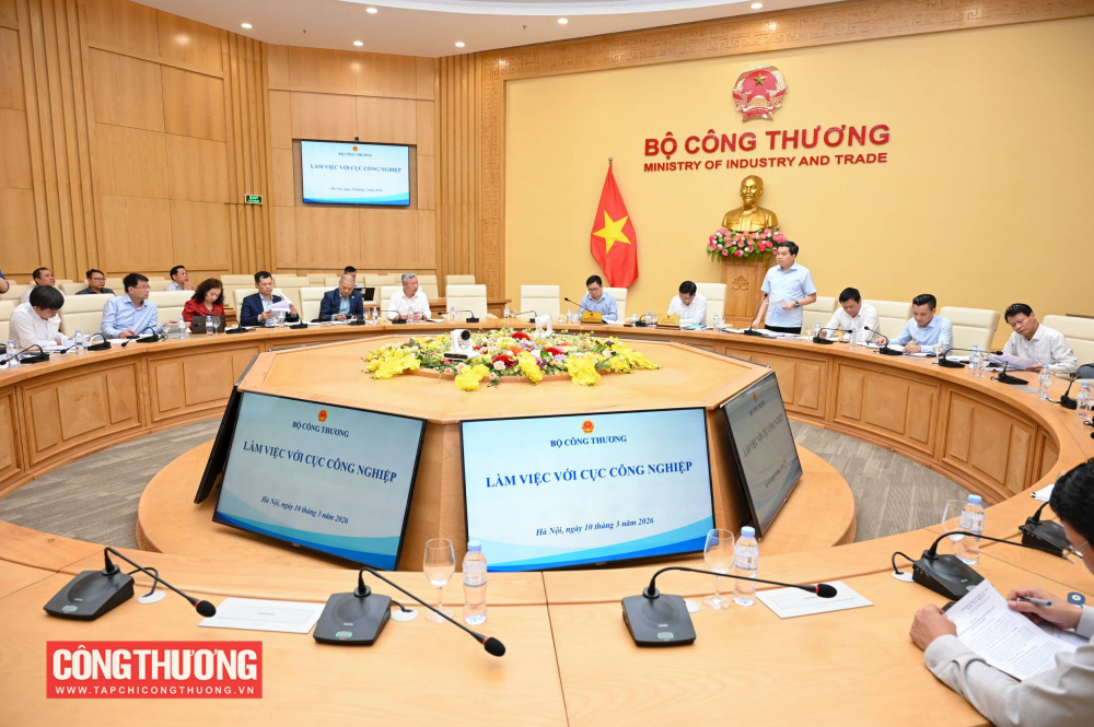 Chiều 10/3, tại trụ sở Bộ Công Thương, Ủy viên Trung ương Đảng, Bí thư Đảng ủy, Quyền Bộ trưởng Bộ Công Thương Lê Mạnh Hùng làm việc với Cục Công nghiệp về các giải pháp chiến lược thực hiện mục tiêu tăng trưởng 2 con số trong lĩnh vực công nghiệp.