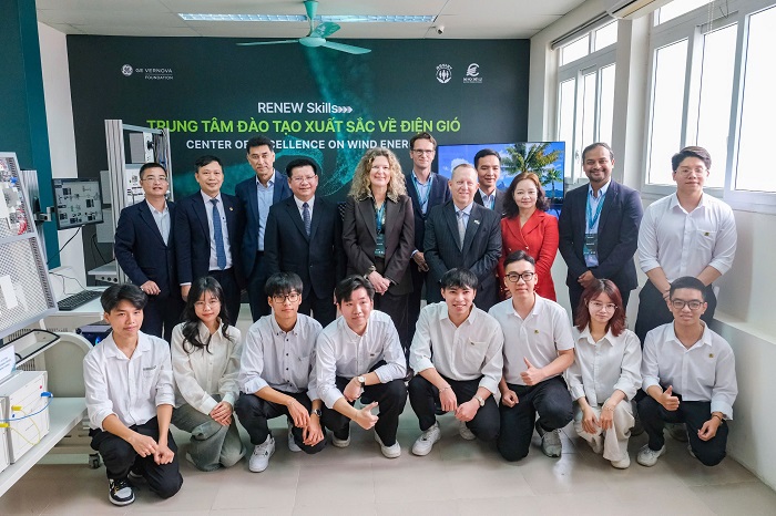 Các đại biểu tham quan Trung tâm đào tạo xuất sắc về điện gió tại Trường Đại học Điện lực.