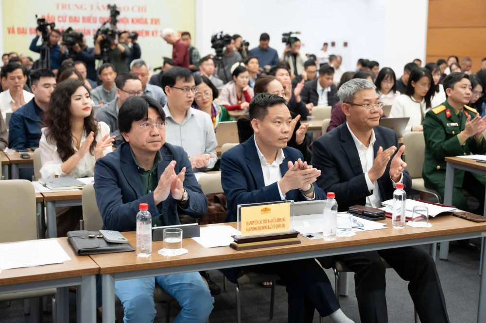 họp báo bầu cử