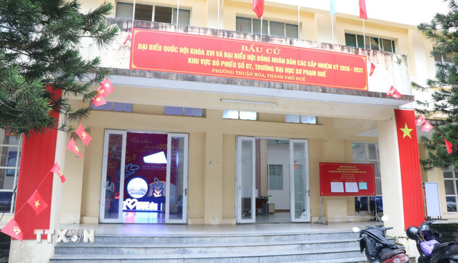 Điểm bầu cử trường Đại học Sư phạm, Đại học Huế, đã được trang hoàng, niêm yết danh sách cử tri và đại biểu ứng cử. (Ảnh: Văn Dũng/TTXVN)