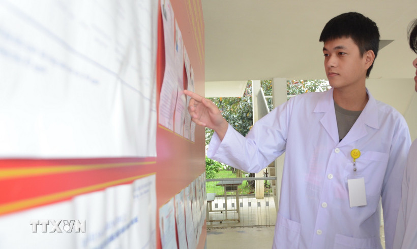 inh viên trường Đại học Y Dược, Đại học Huế, xem danh sách đại biểu ứng cử tại điểm bầu cử tại trường. (Ảnh: Văn Dũng/TTXVN)