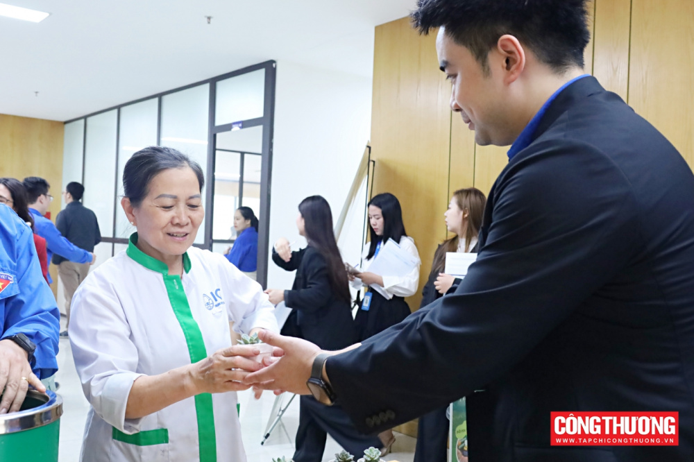 Một số hình ảnh hoạt động đổi pin cũ lấy cây xanh