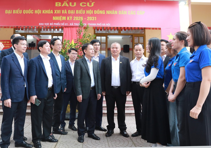 Phó Bí thư Thường trực Thành ủy Nguyễn Trọng Đông trò chuyện với các cử tri trẻ xã Thuận An