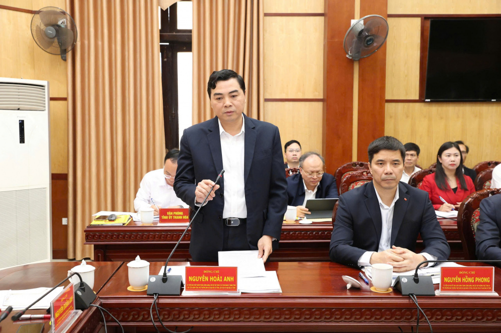  Ông Nguyễn Hoài Anh, Ủy viên Trung ương Đảng, Phó Bí thư Tỉnh ủy, Chủ tịch UBND tỉnh, Chủ tịch UBBC tỉnh Thanh Hóa báo cáo tại cuộc làm việc