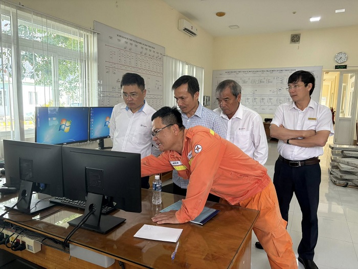 Đc Nguyễn Công Thắng - Bí thư Đảng ủy, Giám đốc PTC3 - kiểm tra QLVH tại Trạm biến áp 220kV Tháp Chàm (Truyền tải điện Khánh Hòa). Ảnh: PTC3