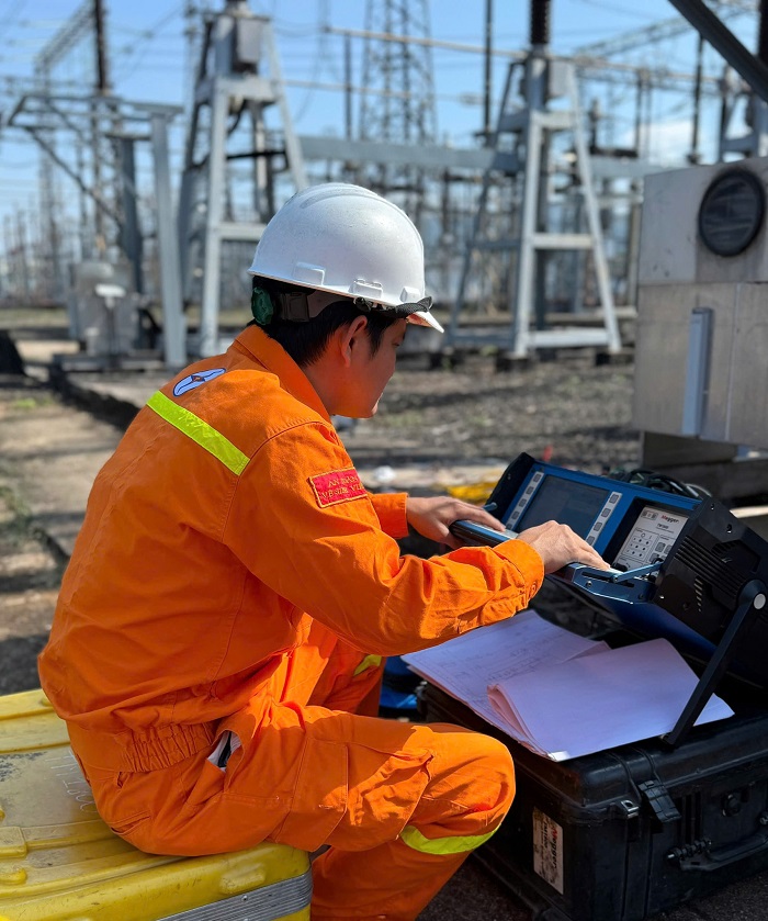 Truyền tải điện 3 Đội Sửa chữa Thí nghiệm điện 3 thực hiện thí nghiệm định kỳ tại Trạm biến áp 500kV Pleiku (Truyền tải điện Gia Lai). Ảnh: PTC3