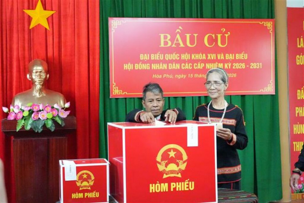 Đồng bào ÊĐê ở buôn Tuôr, xã Hòa Phú, tỉnh Đắk Lắk bỏ phiếu bầu cử. Ảnh: Tuấn Anh – TTXVN