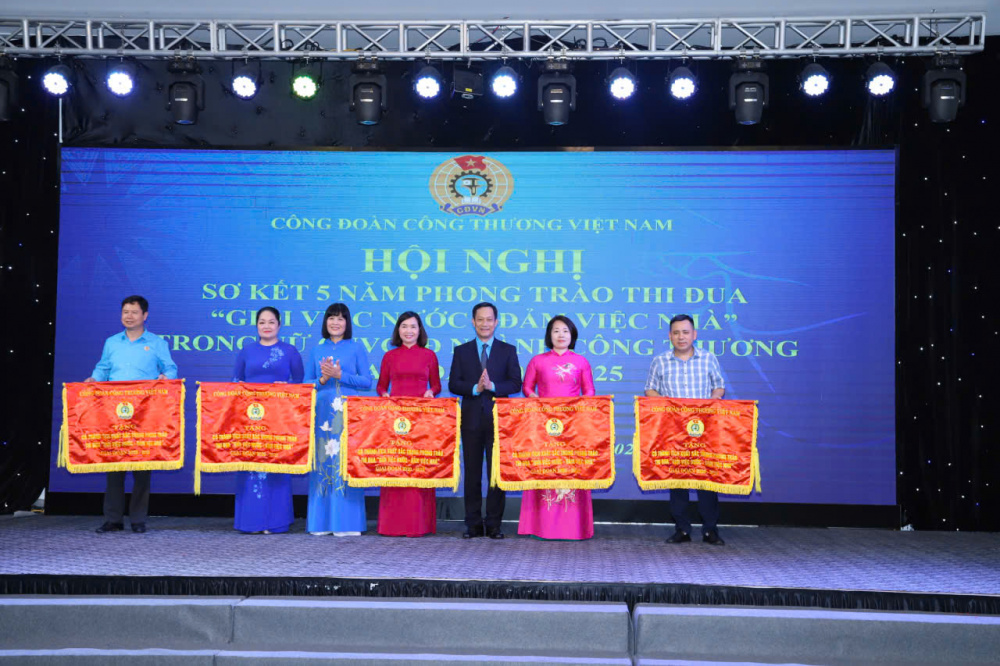 Giỏi việc nước, đảm việc nhà