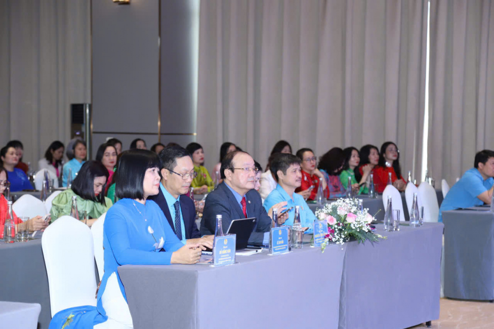 Giỏi việc nước, đảm việc nhà