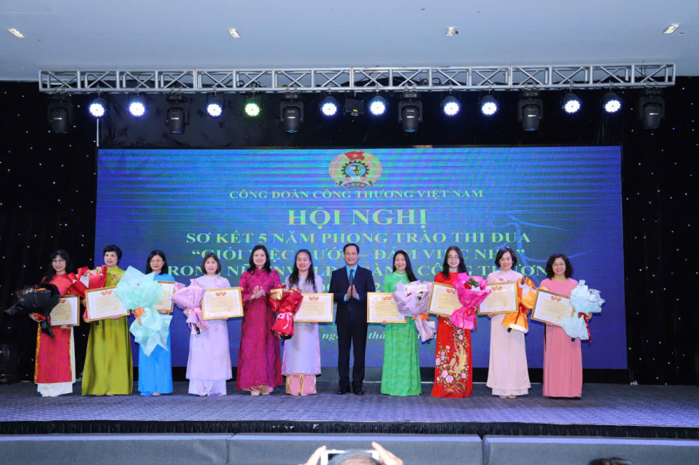 Giỏi việc nước, đảm việc nhà