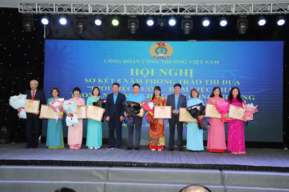 Giỏi việc nước, đảm việc nhà