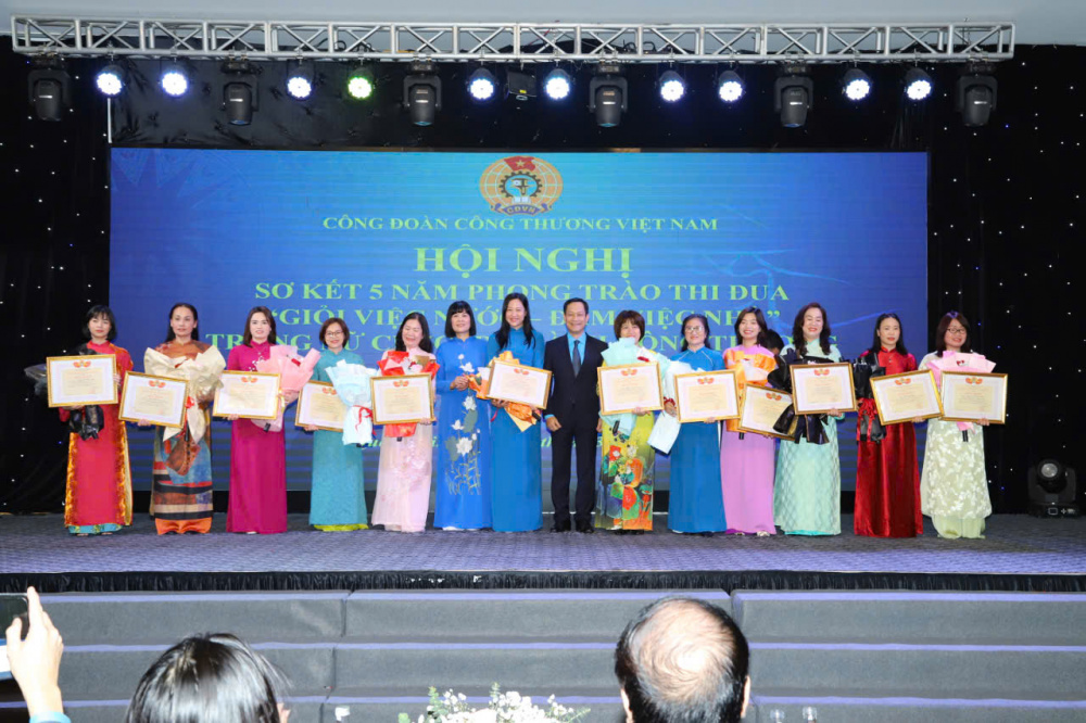 Giỏi việc nước, đảm việc nhà