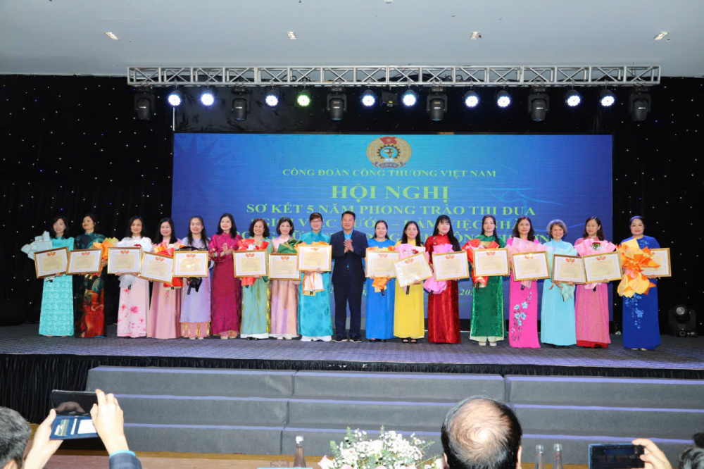 Giỏi việc nước, đảm việc nhà