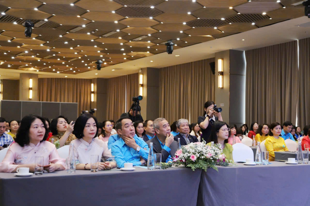 giỏi việc nước đảm việc nhà