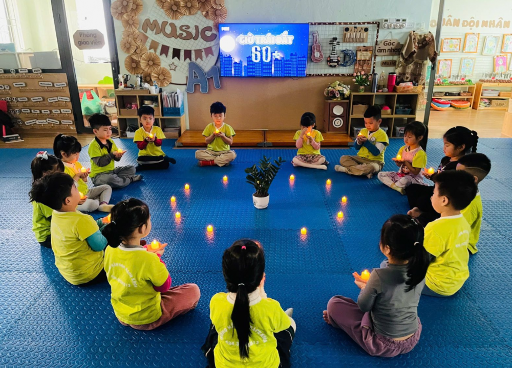 Các em học sinh trường mầm non Bách Khoa, phường Bạch Mai trong tiết học về tiết kiệm điện nhằm hưởng ứng Giờ Trái Đất