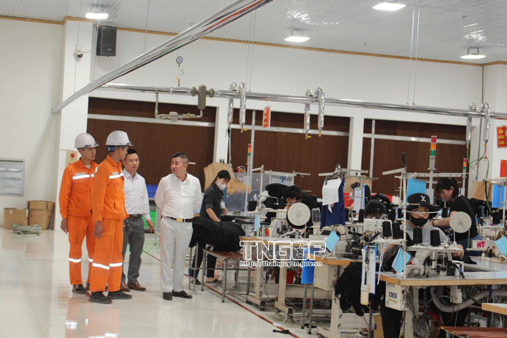 Nhân viên Công ty Điện lực Thái Nguyên tuyên truyền tiết kiệm điện cho cơ sở sản xuất, kinh doanh