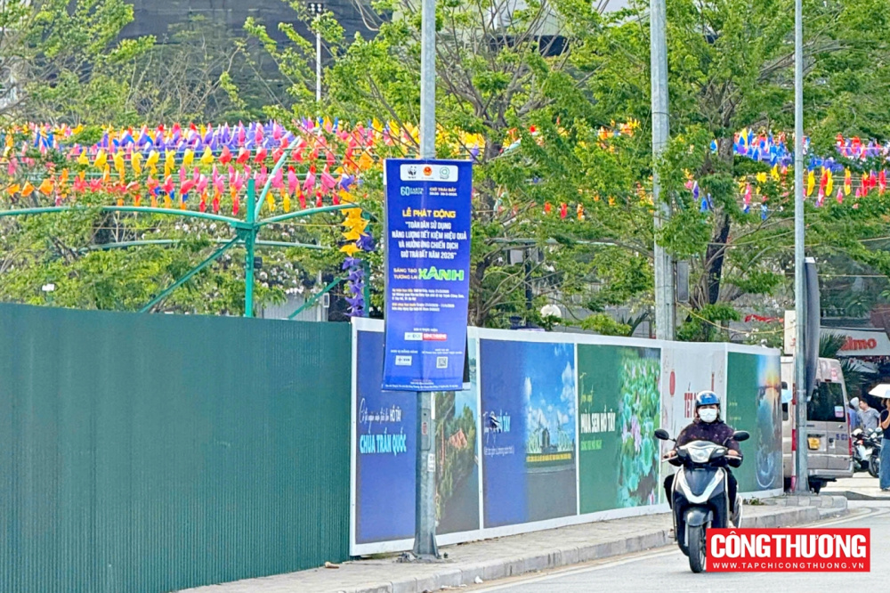 cờ phướn hưởng ứng Chương trình Tự hào hàng Việt Nam - Tinh hoa hàng Việt Nam năm 2022 đã được treo tại các tuyến phố chính ở Thủ đô Hà Nội