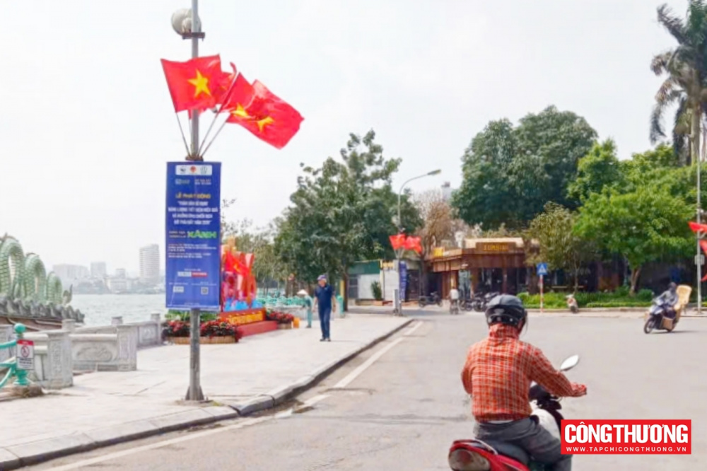 cờ phướn hưởng ứng Chương trình Tự hào hàng Việt Nam - Tinh hoa hàng Việt Nam năm 2022 đã được treo tại các tuyến phố chính ở Thủ đô Hà Nội