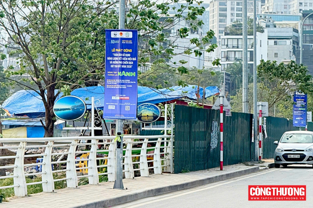 cờ phướn hưởng ứng Chương trình Tự hào hàng Việt Nam - Tinh hoa hàng Việt Nam năm 2022 đã được treo tại các tuyến phố chính ở Thủ đô Hà Nội