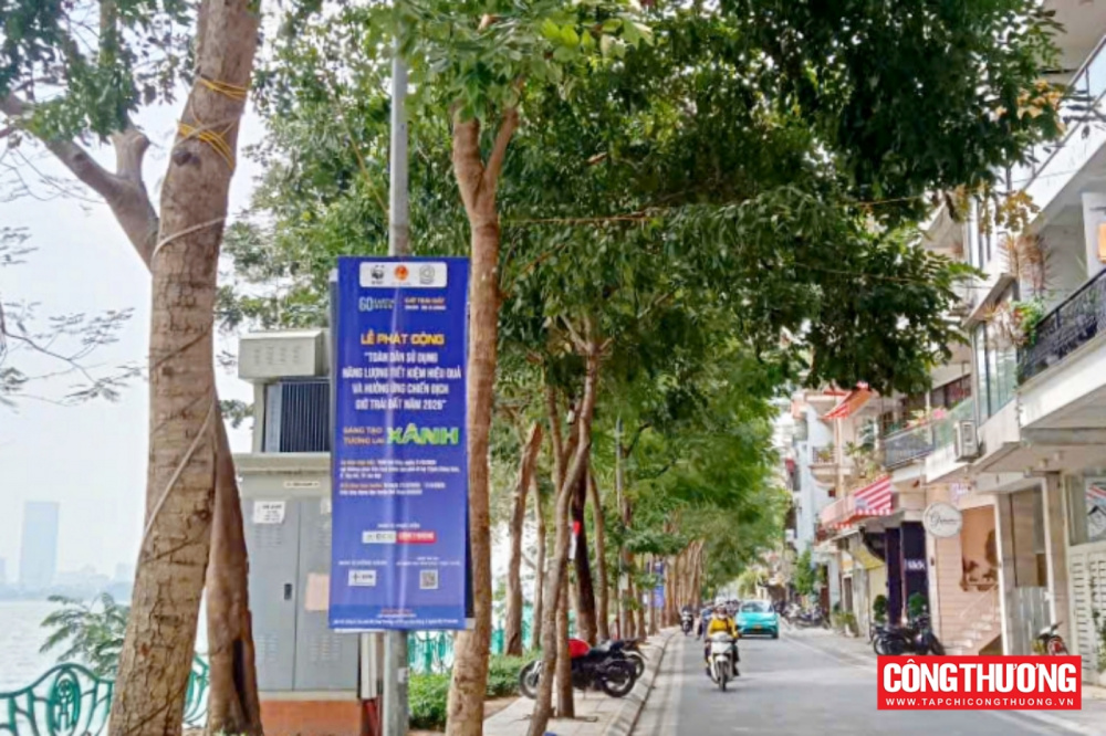 cờ phướn hưởng ứng Chương trình Tự hào hàng Việt Nam - Tinh hoa hàng Việt Nam năm 2022 đã được treo tại các tuyến phố chính ở Thủ đô Hà Nội