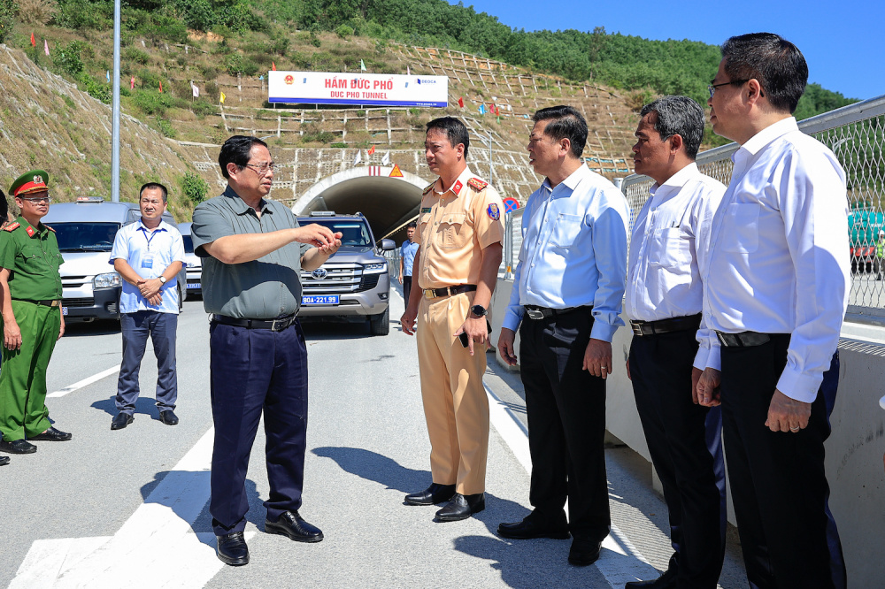 Thủ tướng Phạm Minh Chính kiểm tra Dự án tuyến đường cao tốc đoạn Quảng Ngãi-Hoài Nhơn - Ảnh: VGP/Nhật Bắc