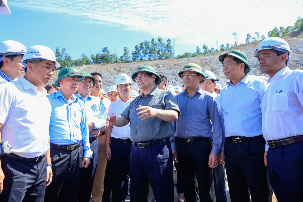 Thủ tướng kiểm tra thực địa các dự án cao tốc, sân bay tại Quảng Ngãi và Gia Lai- Ảnh 4.