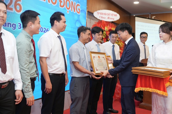 sản xuất hoá chất 1