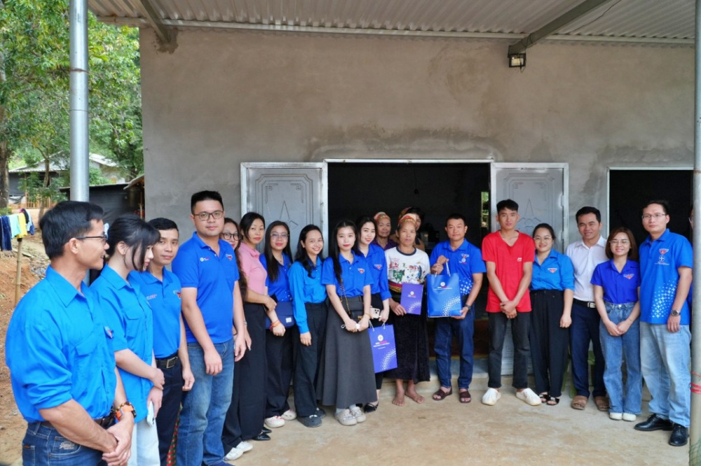 đoàn thanh niên EVNGENCO2 trao quà