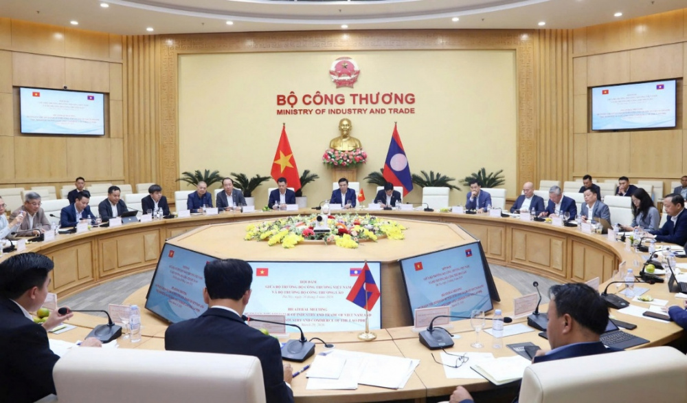 Quyền Bộ trưởng Bộ Công Thương Việt Nam Lê Mạnh Hùng làm việc với Bộ trưởng Bộ Công Thương Lào Malaithong Kommasith