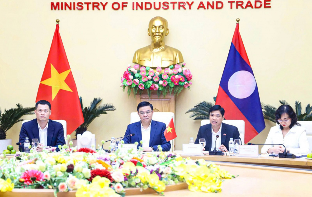 Quyền Bộ trưởng Bộ Công Thương Việt Nam Lê Mạnh Hùng làm việc với Bộ trưởng Bộ Công Thương Lào Malaithong Kommasith