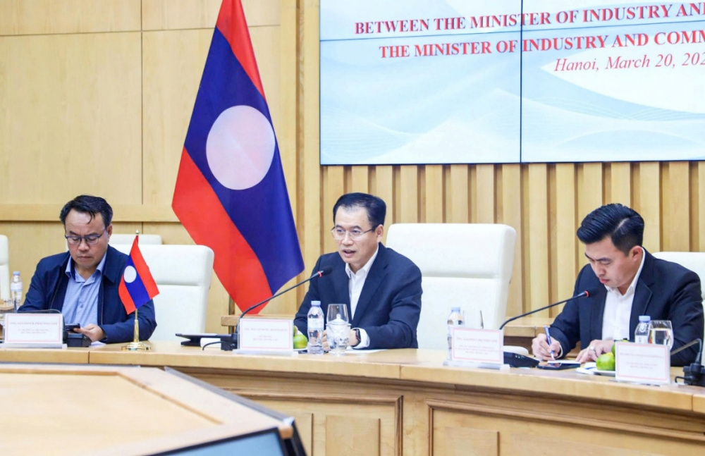 Quyền Bộ trưởng Bộ Công Thương Việt Nam Lê Mạnh Hùng làm việc với Bộ trưởng Bộ Công Thương Lào Malaithong Kommasith