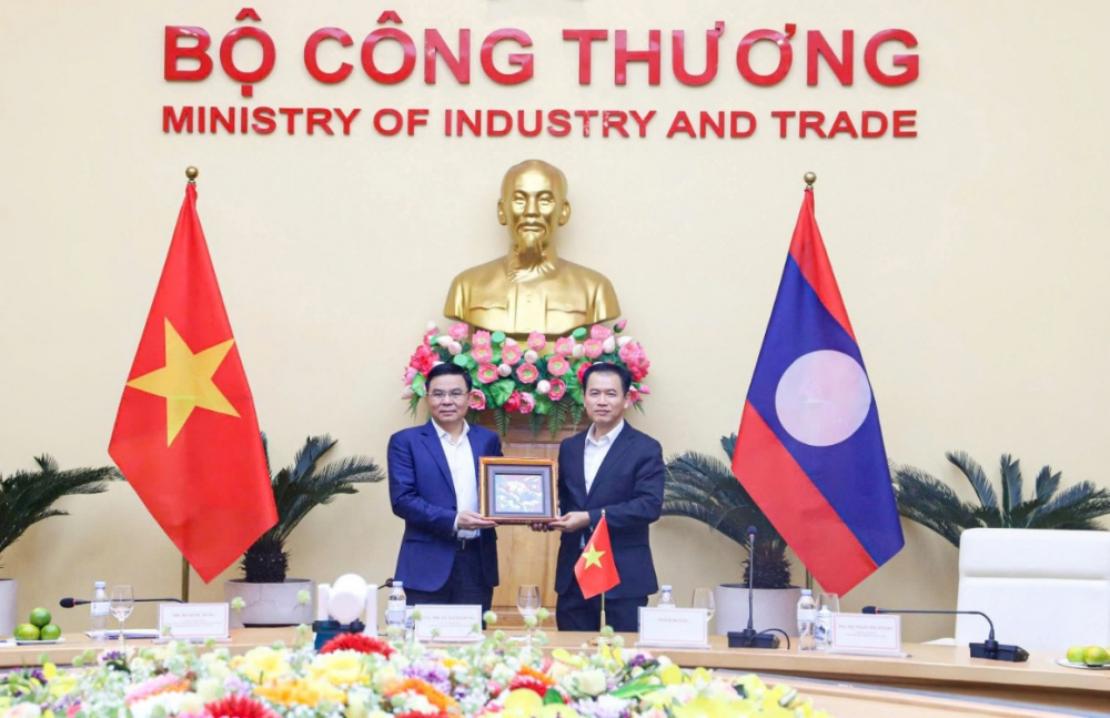 Quyền Bộ trưởng Bộ Công Thương Việt Nam Lê Mạnh Hùng làm việc với Bộ trưởng Bộ Công Thương Lào Malaithong Kommasith