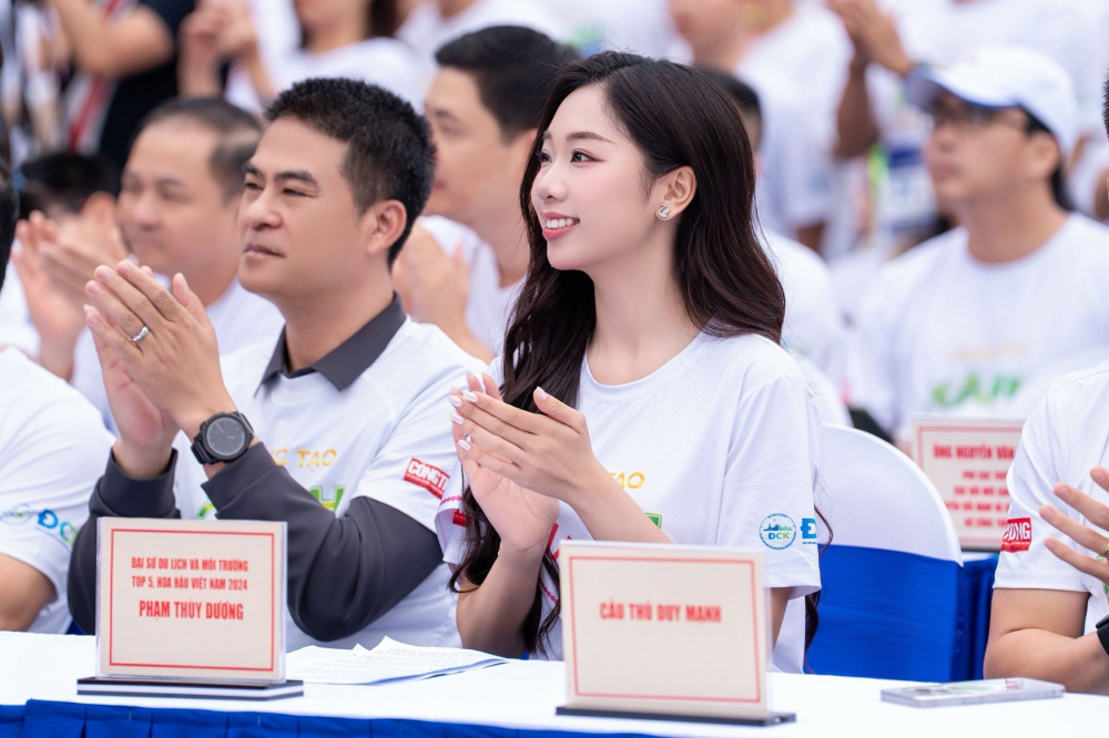 Chia sẻ về thông điệp "Sáng tạo xanh - Tương lai xanh", Đại sứ Du lịch và Môi trường, Top 5 Hoa hậu Việt Nam 2024 Phạm Thùy Dương cho biết, đây là một thông điệp rất gần gũi và dễ tiếp cận, nhất là với giới trẻ