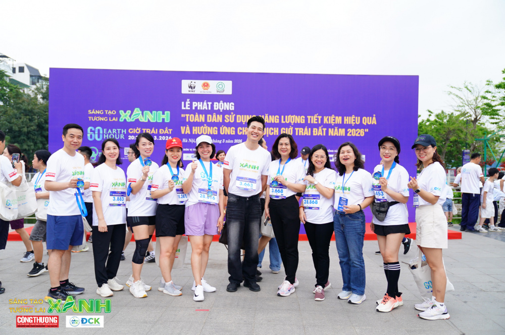 Diễn viên Lê Hải (thứ hai từ trái sang) tin tưởng rằng đoàn kết sẽ biến những hành động nhỏ bé thành sức mạnh cộng hưởng to lớn