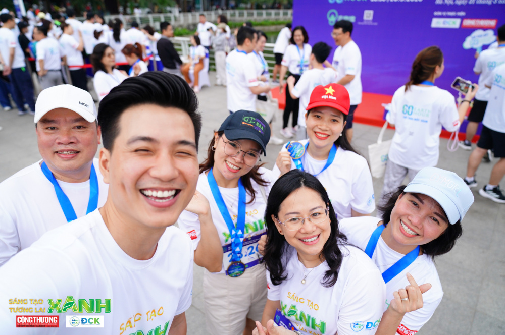 Diễn viên Lê Hải (thứ hai từ trái sang) tin tưởng rằng đoàn kết sẽ biến những hành động nhỏ bé thành sức mạnh cộng hưởng to lớn