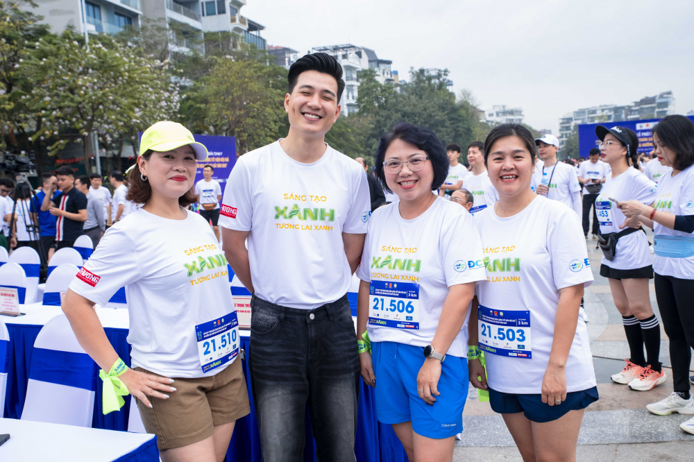 Diễn viên Lê Hải (thứ hai từ trái sang) tin tưởng rằng đoàn kết sẽ biến những hành động nhỏ bé thành sức mạnh cộng hưởng to lớn