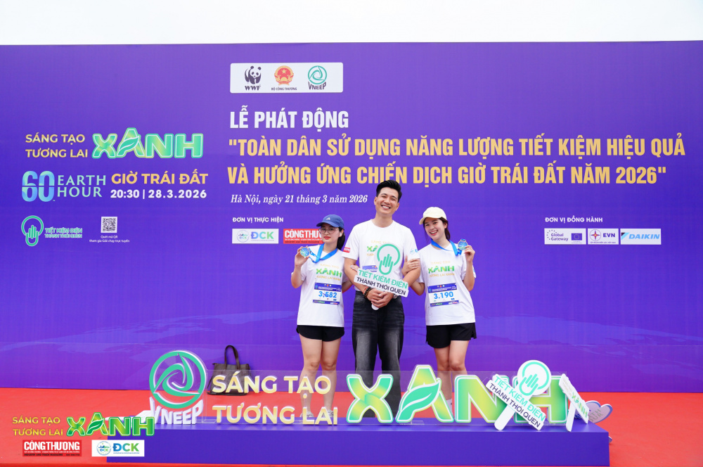 Diễn viên Lê Hải (thứ hai từ trái sang) tin tưởng rằng đoàn kết sẽ biến những hành động nhỏ bé thành sức mạnh cộng hưởng to lớn