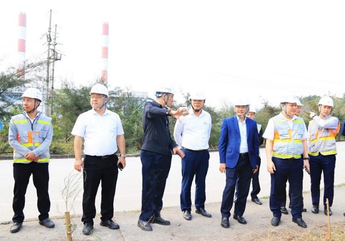 Đoàn công tác của EVNGENCO3 kiểm tra khu vực lắp đặt thử nghiệm các thiết bị cải tiến để giảm nhiệt độ đầu ra nước làm mát của nhà máy Nhiệt điên Mông Dương