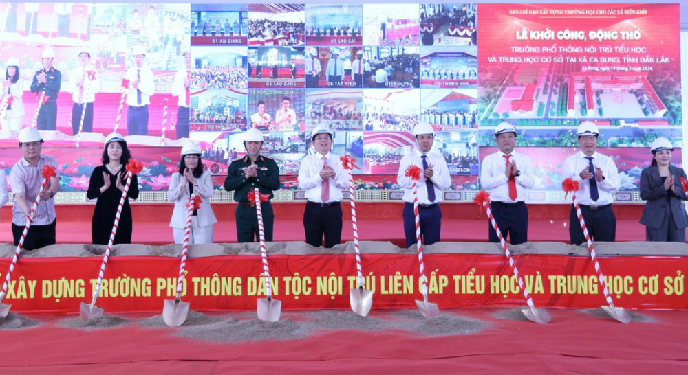 Phó Thủ tướng Hồ Quốc Dũng và các đại biểu thực hiện nghi thức động thổ xây dựng Trường Phổ thông nội trú liên cấp TH và THCS xã Ea Bung - Ảnh: VGP/Gia Huy