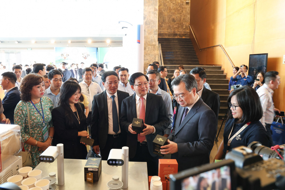 Ông Nguyễn Thanh Nghị cùng ông Hồ Quốc Dũng thăm các gian hàng tại hội nghị Xúc tiến đầu tư tỉnh Gia Lai năm 2026