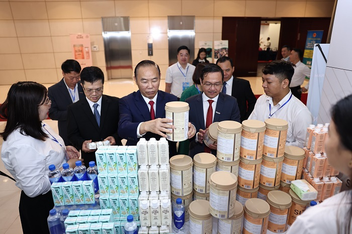 Các sản phẩm dinh dưỡng mang đậm dấu ấn đổi mới – sáng tạo của Vinamilk như sữa chua Vinamilk, sữa bột người lớn Vinamilk Sure, sữa đậu nành Vinamilk thu hút khách tham dự hội nghị tại khu trưng bày sản phẩm, công nghệ và thành tựu khoa học công nghệ.