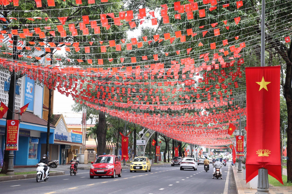 Đường phố phường Buôn Ma Thuột, tỉnh Đắk Lắk được trang trí cờ hoa rực rỡ sẵn sàng cho ngày hội bầu cử. (Ảnh: Tuấn Anh/TTXVN)