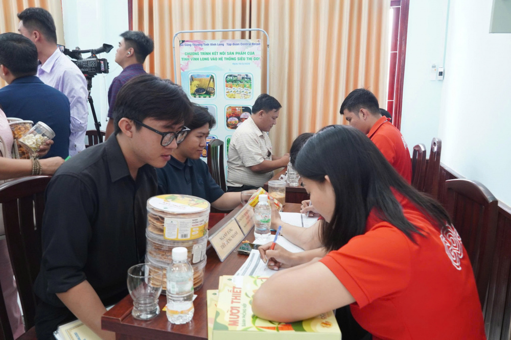Cán bộ thu mua đến từ ngành hàng tiêu dùng nhanh (FMCG) và ngành hàng thực phẩm tươi sống (Fresh Food) của Central Retail kết nối trực tiếp với doanh nghiệp, hợp tác xã đến từ tỉnh Vĩnh Long