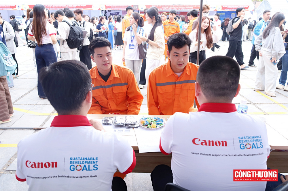 Gần 5.000 cơ hội việc làm tại Ngày hội hợp tác doanh nghiệp Trường Đại học Kinh tế - Kỹ thuật Công nghiệp