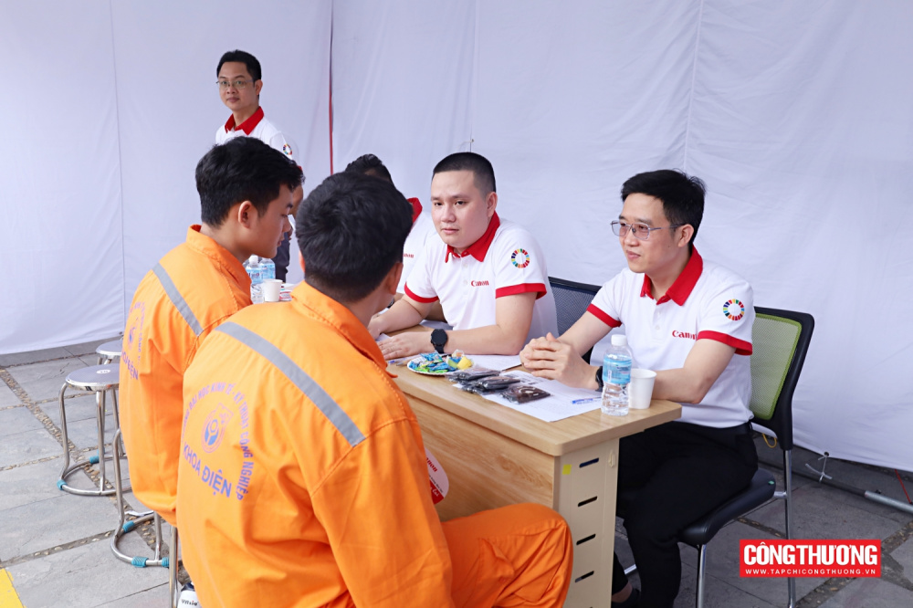 Gần 5.000 cơ hội việc làm tại Ngày hội hợp tác doanh nghiệp Trường Đại học Kinh tế - Kỹ thuật Công nghiệp