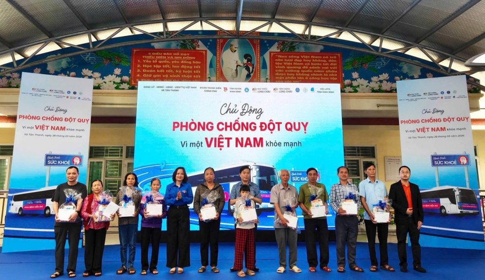 Khám bệnh, tư vấn và cấp phát thuốc miễn phí cho người dân